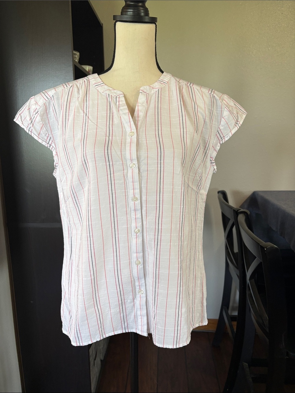 Women’s Van Heusen Sz Medium Cap Sleeved Lightweight Button Down Shirt